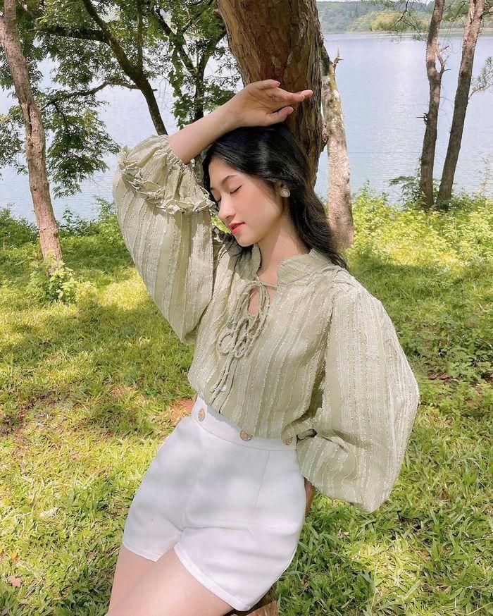 5. Ngoài các mẫu áo blouse quen mặt, thì kiểu dáng blouse nhấn eo là một lựa chọn mới mẻ, thu hút không kém. Với thiết kế điệu đà, cô gái nào diện "em" này, đảm bảo sẽ xinh xắn như công chúa. 