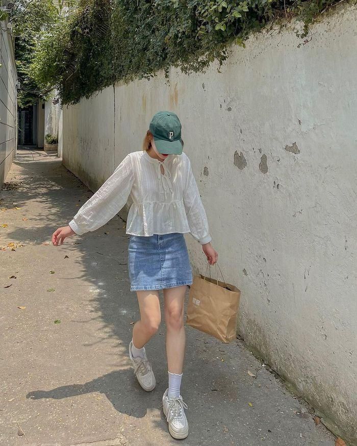 8. Trong những ngày trời Thu se lạnh, những chiếc áo blouse dài tay chắc chắn sẽ được chị em ưu ái hơn cả. Ngoài màu trắng thì các gam màu pastel như xanh mint, xanh blue cũng rất xinh, đáng để nàng cân nhắc sắm về. Mẫu áo như gợi ý dưới đây có giá 290.000 đồng. 