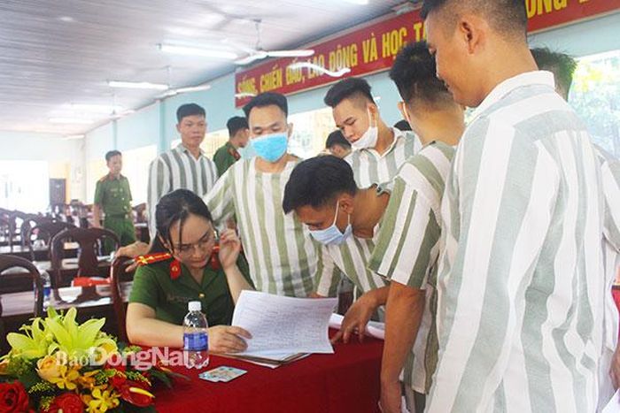 Trại tạm giam B5 trao căn cước công dân cho các phạm nhân được đặc xá dịp 2-9-2022