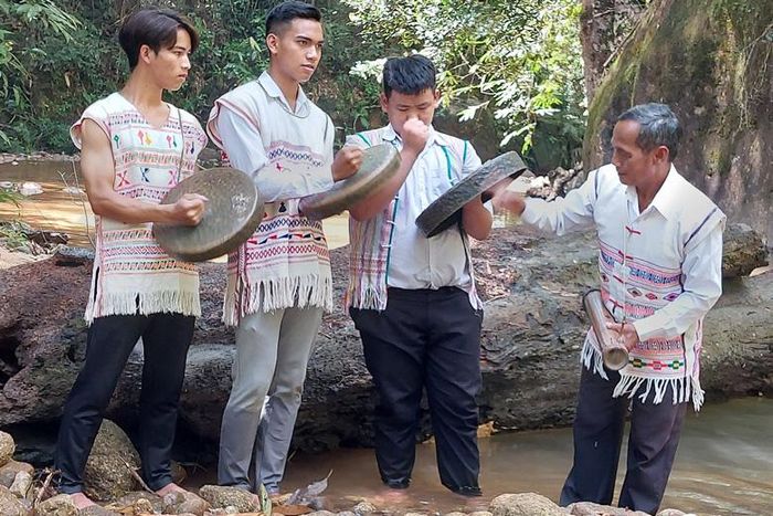 Nghệ nhân hướng dẫn cách đánh chiêng cho lớp trẻ