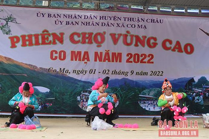 Phần thi làm mũ đội đầu của đồng bào dân tộc Mông.