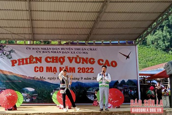 Chương trình văn nghệ tại phiên chợ.
