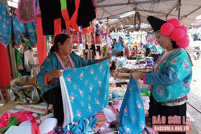 Người dân mua sắm tại phiên chợ.