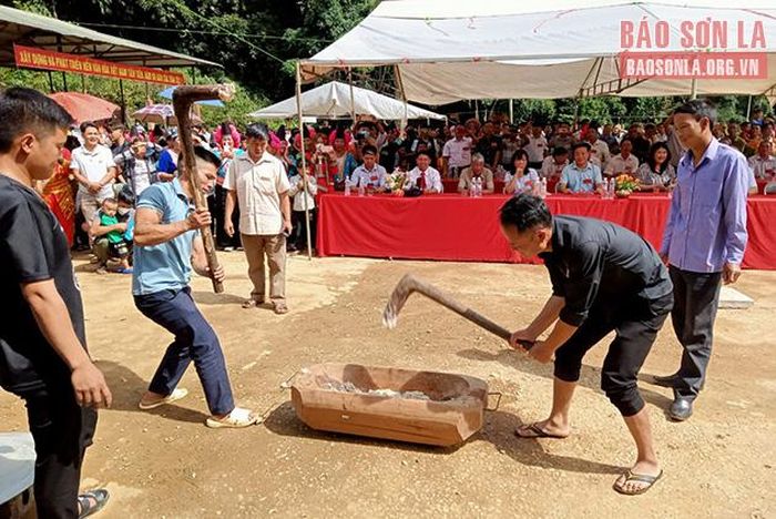 Phần thi giã bánh dày.