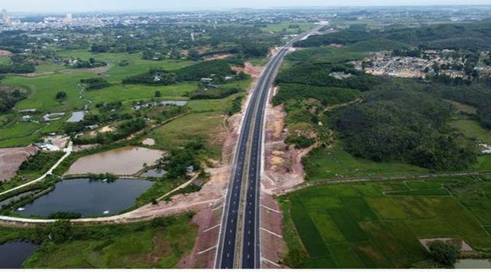 Hệ thống đường cao tốc này trở thành tuyến cao tốc ven biển duy nhất kết nối trực tiếp, đồng bộ tới cả 3 khu kinh tế, gồm: Khu kinh tế ven biển Quảng Yên, Khu kinh tế Vân Đồn và Khu kinh tế cửa khẩu Móng Cái. Ảnh: TTXVN