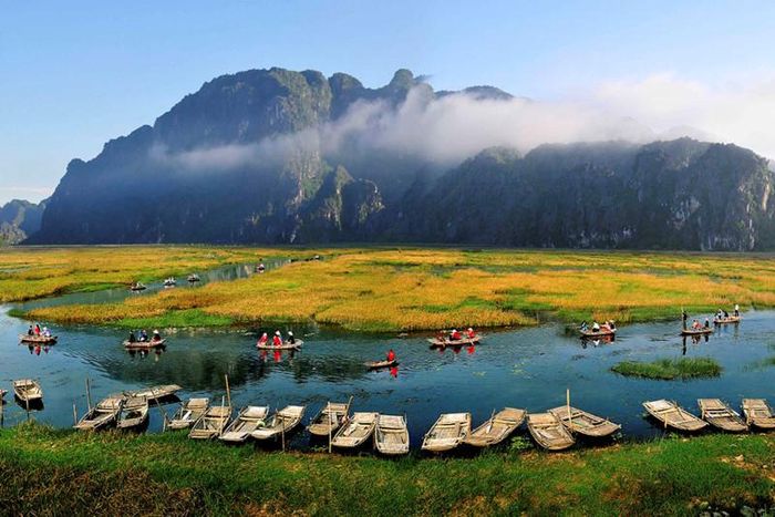 Ninh Bình còn hấp dẫn du khách phong cảnh hữu tình với sông nước ôm quanh những dải núi đá.
