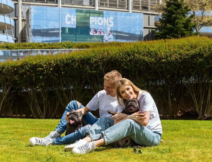 Oleksandr Zinchenko được biết đến nhờ sự đa năng cả trong phòng ngự lẫn tấn công, trong kỳ chuyển nhượng hè 2022, cầu thủ người Ukraine chính thức cập bến Arsenal. Đi cùng Zinchenko là cô vợ nóng bỏng Vlada Sedan.