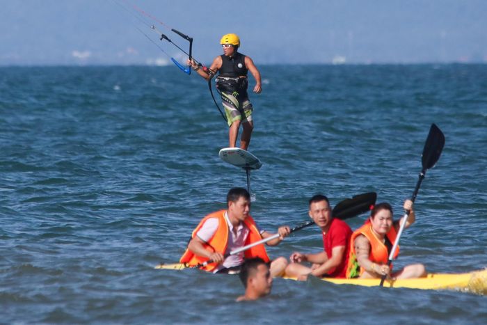  Lượng du khách đông nên các dịch vụ như chèo kayak, dù lượn, môtô nước đắt khách với giá 400.000-600.000 đồng/lượt. 