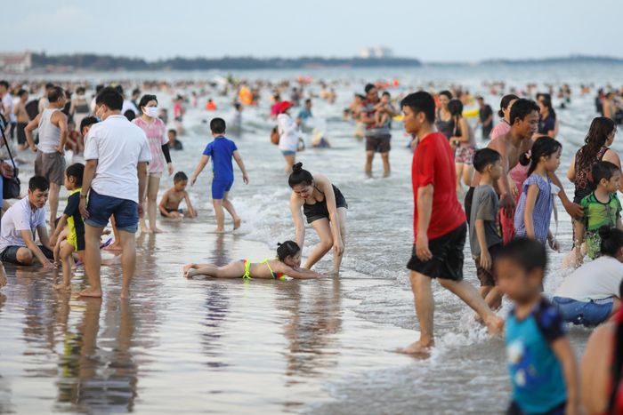  Gần 18h, dòng người từ các khách sạn trên đường Thùy Vân đổ ra biển càng lúc càng đông đúc. 