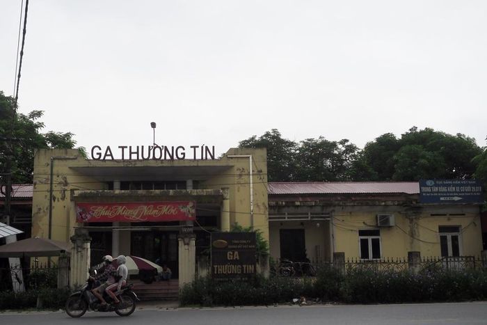 Ga Thường Tín là một nhà ga xe lửa trên tuyến đường sắt Bắc Nam thuộc địa phận TP Hà Nội, tiếp nối sau ga Văn Điển và trước ga Chợ Tía. Ga nằm cạnh QL1, thị trấn Thường Tín, huyện Thường Tín cắt ngang với ga Thường Tín là tỉnh lộ 427 - đường 71 cũ. Lý trình ga: Km 17 + 400.