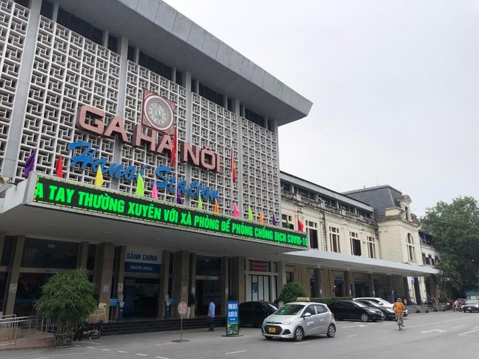 Theo Quy hoạch mạng lưới đường sắt thời kỳ 2021 - 2030, tầm nhìn đến năm 2050, các tuyến đường sắt quốc gia không xuyên tâm qua ga Hà Nội như hiện nay. Quy hoạch phát triển GTVT Hà Nội nêu rõ, sau khi di dời hạ tầng đường sắt quốc gia, ga Hà Nội có diện tích dự kiến khoảng 15ha chỉ lập tàu khách và là ga trung tâm trung chuyển của đường sắt quốc gia, đường sắt đô thị và hệ thống giao thông công cộng khác.