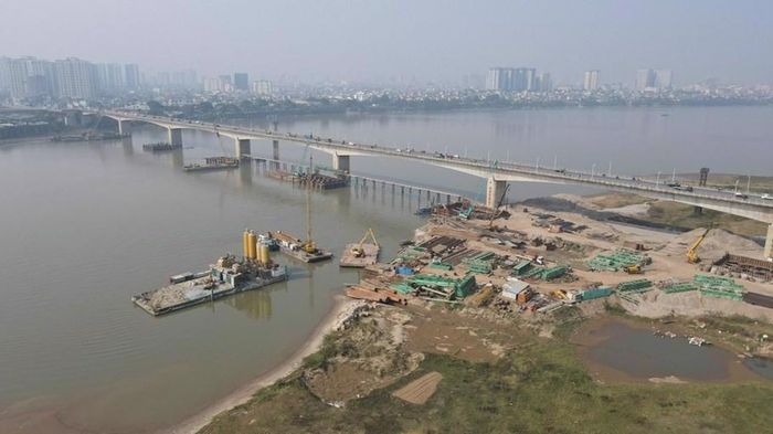 Gấp rút xây dựng cầu Vĩnh Tuy giai đoạn 2. Ảnh: Phạm Công