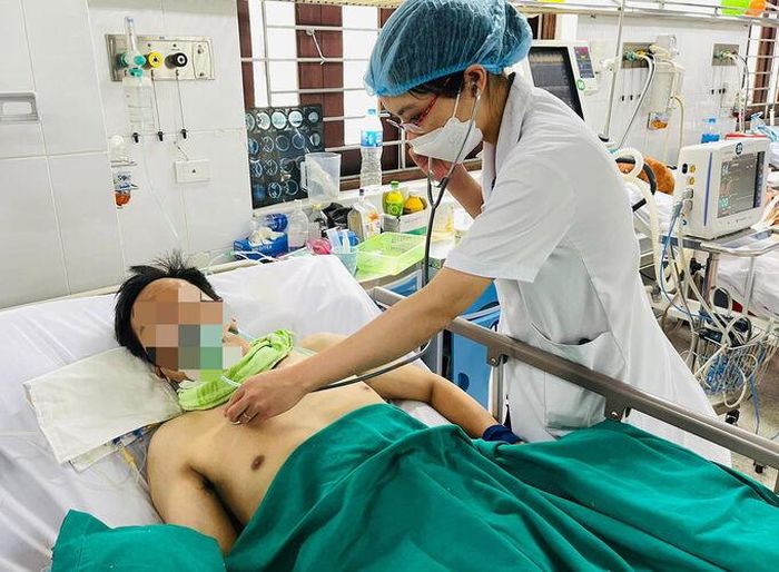 Bệnh nhân ngộ độc rượu được các bác sĩ tích cực điều trị (Ảnh: BVCC)