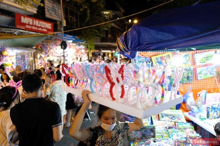 Các mặt hàng phục vụ tết Trung thu đã được bày ra với đủ mọi kiểu dáng, kích cỡ để người mua lựa chọn, giá cả không có nhiều biến động so với năm ngoái.