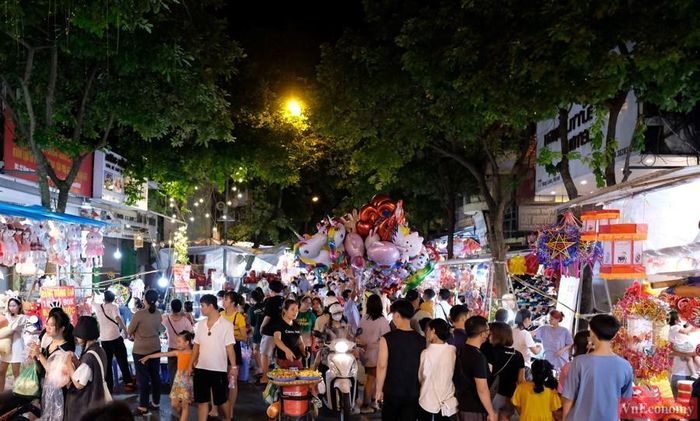 Dù đêm đã về khuya nhưng biển người "trẩy hội" giữa không gian được trang trí lung linh bởi những chiếc đèn lồng, đèn kéo quân... vẫn không bớt náo nhiệt. Địa điểm này chắc chắn sẽ còn thu hút nhiều du khách trong những ngày sắp tới.