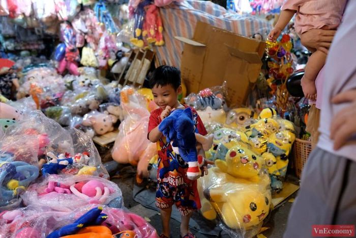 Nhịp sống nay đã khác xưa, nhưng mùa Trung thu của những đứa trẻ phố thị vẫn rộn rã suốt dọc con phố xinh đẹp này.