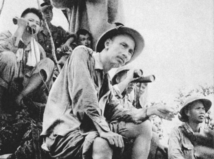 Chủ tịch Hồ Chí Minh thị sát chiến dịch Biên giới năm 1950