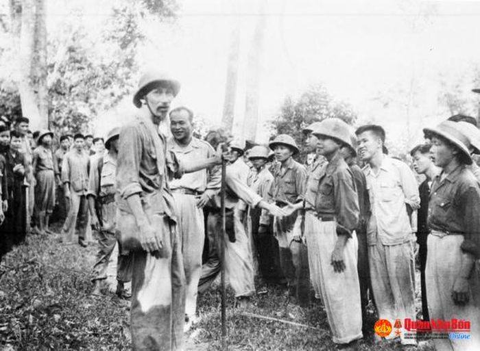 Bảo vệ Chủ tịch Hồ Chí Minh gặp gỡ các chiến sĩ bộ đội trên đường đi Chiến dịch Biên giới năm 1950