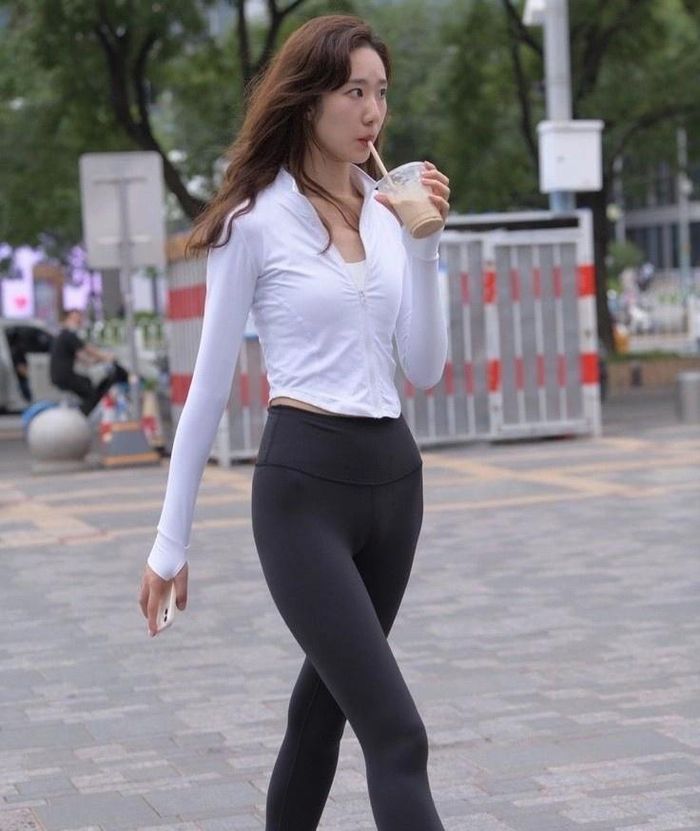 Ngày càng nhiều phụ nữ Trung Quốc mặc quần áo tập thể thao đi ra ngoài. 