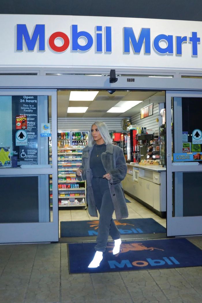 Ngày 2/9, Kim Kardashian mặc chiếc váy dài màu đen từ Balenciaga khi đi đổ xăng tại Los Angeles. Những hình ảnh của Kim Kardashian tại trạm xăng được quan tâm nhờ gu ăn mặc thời thượng. Cô có thói quen diện trang phục sành điệu khi đi đổ xăng. Ảnh: Backgrid, Vogue.