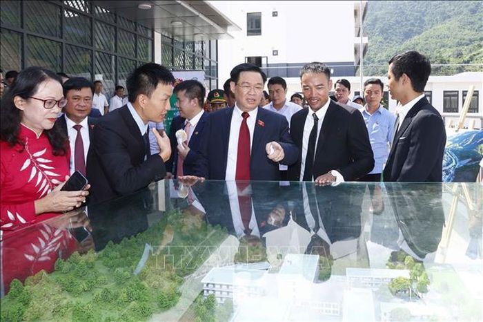 Chủ tịch Quốc hội Vương Đình Huệ và đại biểu nghe giới thiệu về Trường THPT Kỳ Sơn.