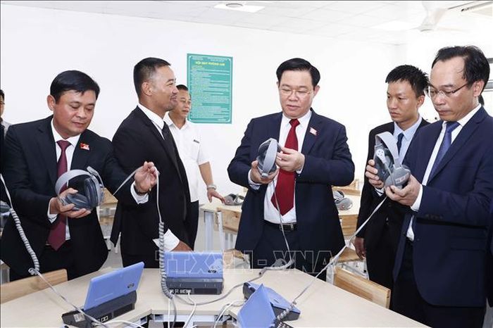 Chủ tịch Quốc hội Vương Đình Huệ và đại biểu tham quan phòng học của Trường THPT Kỳ Sơn.