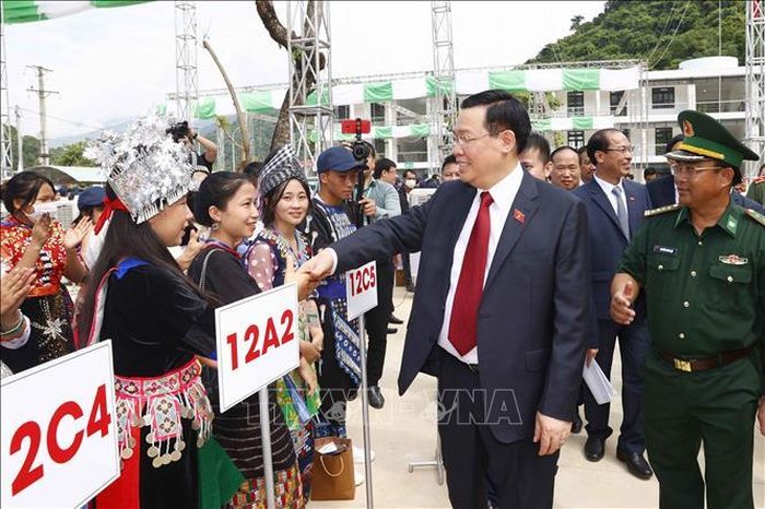Chủ tịch Quốc hội Vương Đình Huệ và đại biểu với học sinh Trường THPT Kỳ Sơn dự Lễ khai giảng.