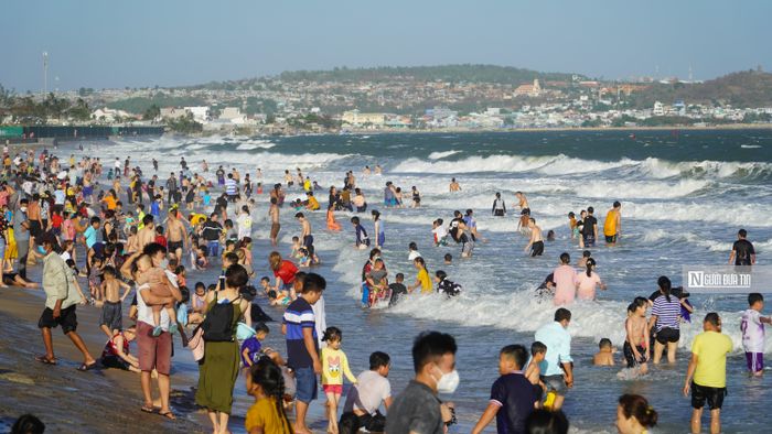 Đông đảo du khách tắm biển ở Tp.Phan Thiết