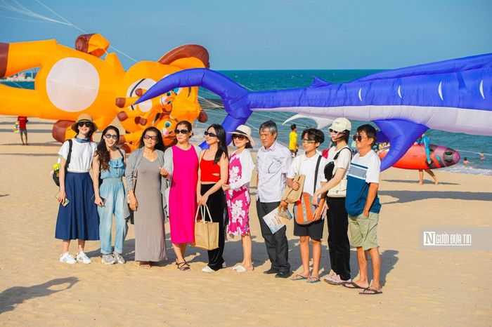 Du khách chụp hình kỷ niệm khi đến với du lịch Bình Thuận