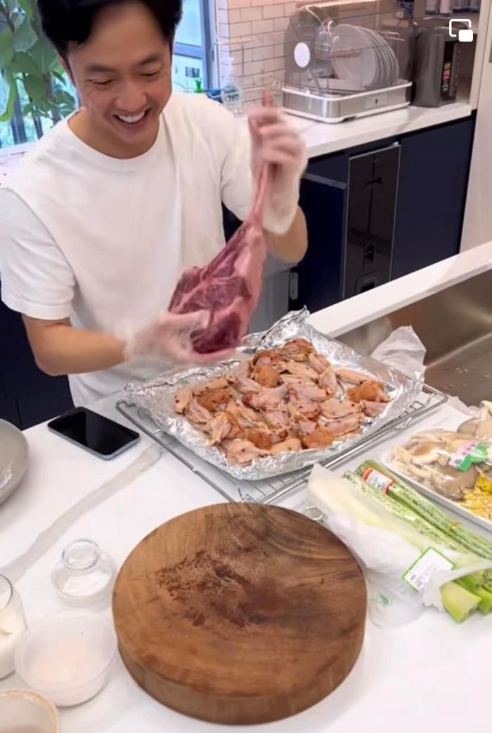 Nam doanh nhân khá thoái mái trong việc vào bếp để nấu những món ngon cho người thân và bạn bè