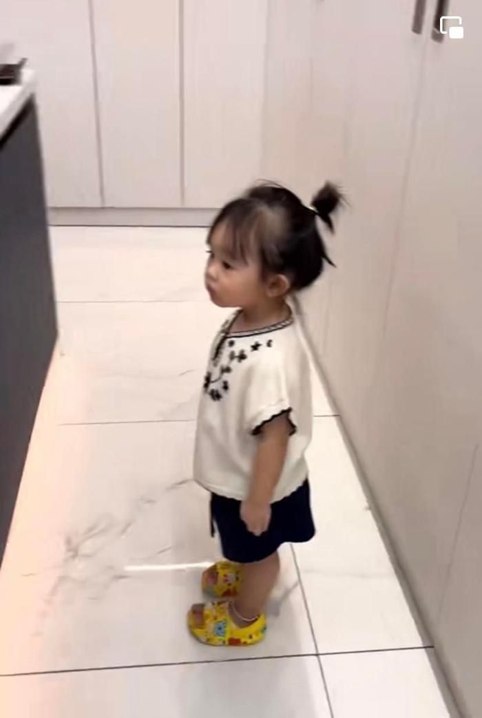 Nhóc tỳ Suchin xuất hiện ở bếp và chăm chú quan sát bố nấu ăn