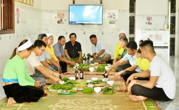 Người Mường ở xã Ia Lâu (huyện Chư Prông) chuẩn bị bữa cơm truyền thống trong ngày Tết Độc lập. Ảnh: Hà Phương
