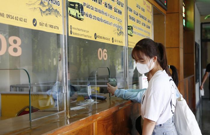 Hành khách đặt vé tại Bến xe Trung tâm Lào Cai.
