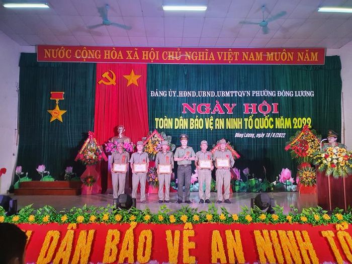Khen thưởng các cá nhân có thành tích xuất sắc trong phong trào Toàn dân bảo vệ an ninh Tổ quốc -Ảnh: T.N