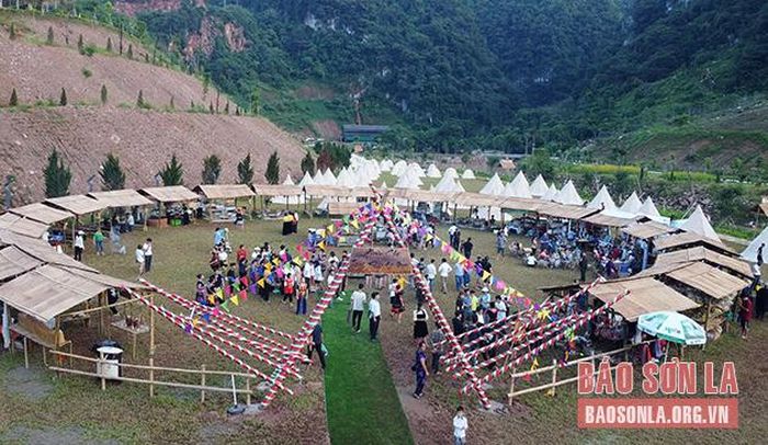 Không gian phiên chợ "Tiếng khèn gọi bạn" tại Khu du lịch.