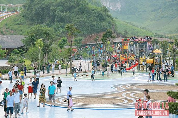 Du khách đến tham quan trải nghiệm tại Khu du lịch.