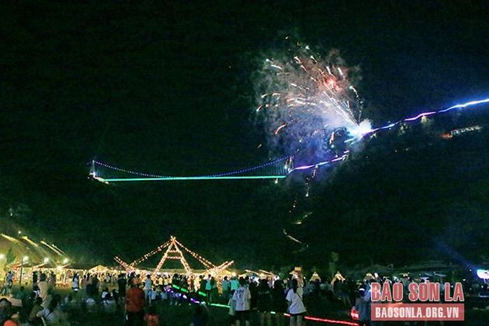 Màn pháo hoa nghệ thuật tại khu cầu kính Bạch Long.