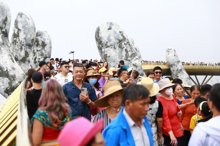 Những điểm đến nổi tiếng như cầu Vàng luôn thu hút đông đảo khách du lịch khi đến Đà Nẵng