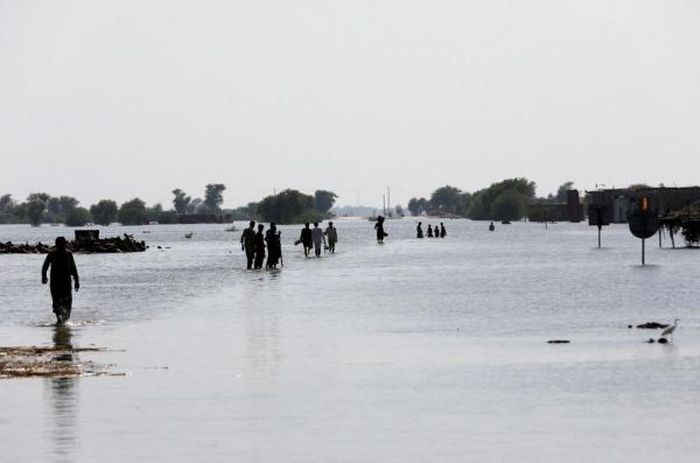 Người dân di tản trên đường cao tốc Indus ngập nước. Ảnh: Reuters