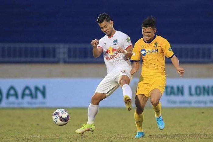 Cả HAGL (trái) lẫn SLNA đều đang có dấu hiệu hụt hơi trong cuộc đua danh hiệu V-League 2022