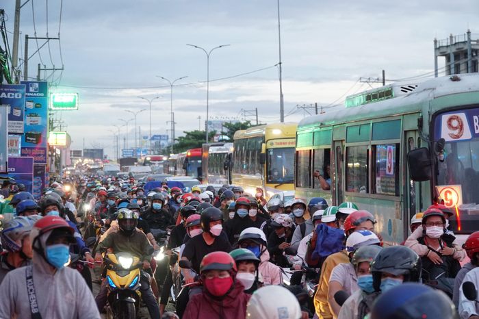 Hàng ngàn người dân nhích từng chút một để về nhà sau kỳ nghỉ lễ 2/9.