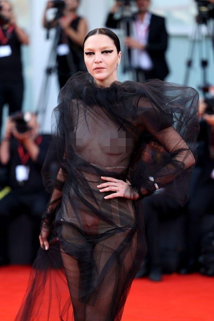 Người mẫu Mariacarla Boscono tại Liên hoan phim Venice 2022 và Florence Pugh tại show của Valentino. Ảnh: Jacopo Raule, Maria Moratti.