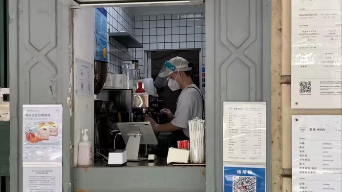 Tiệm cà phê đầu tiên của Han Yulong chỉ vỏn vẹn 2 m2, nằm trong con hẻm ở Thượng Hải.