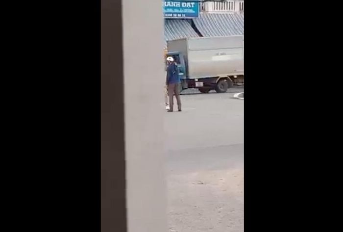 Do bất ngờ bị giật điện thoại nên nam thanh niên không kịp trở tay. Cô gái kia cũng giật mình và chạy tới phía bạn nam.
