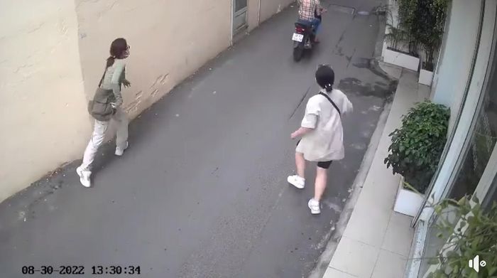 Được biết vụ việc này xảy ra ở trước quán cà phê trên đường Trần Xuân Soạn, quận 7, hai cô gái bất ngờ bị một thanh niên chạy xe máy áp sát, cướp điện thoại.