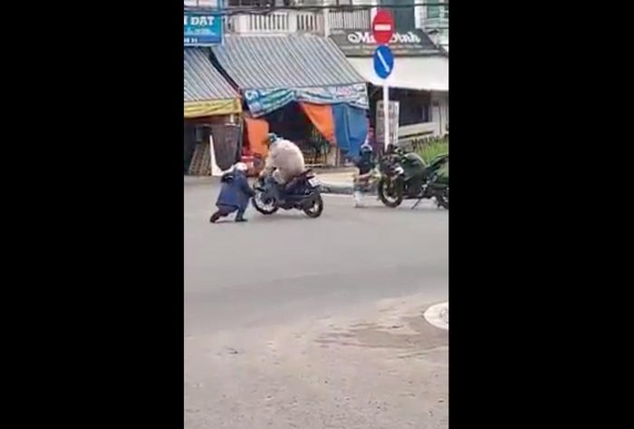 Có lẽ do đứng ở ngoài đường nơi đông người nên cặp đôi không hề để ý xung quanh, cho đến khi xuất hiện một người đàn ông đi xe máy tạt ngang qua và cướp điện thoại.