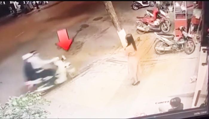 Trước đó trên MXH cũng từng xuất hiện trường hợp một cô gái vì quá mải mê quay clip TikTok và bị cướp điện thoại khiến netizen ngán ngẩm.