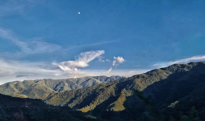 Chiều về, trên cung đường nối từ huyện Nậm Nhùn đi Mường Tè (tỉnh Lai Châu), khung cảnh núi non hùng vĩ hiện lên với vẻ đẹp bình yên với mây trời, hoàng hôn và có cả trăng treo... 