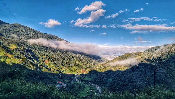 Dải mây lửng lơ cuộn vào bản làng ở huyện Nậm Nhùn, tỉnh Lai Châu. Mùa thu nơi đây đặc trưng với khung cảnh bản làng ẩn hiện trong mây.
