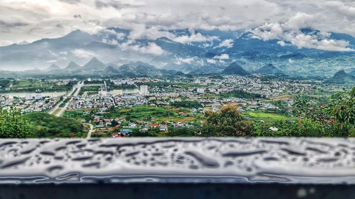 Cách Than Uyên khoảng 80km, Thành phố Lai Châu với vẻ đẹp hiện đại nằm giữa bốn bề núi non thu hút nhiều người tìm đến. Từ một quán cà phê ở điểm cao trên 1.100m, thành phố sau cơn mưa đẹp hút hồn, ẩn hiện với các tầng mây...
